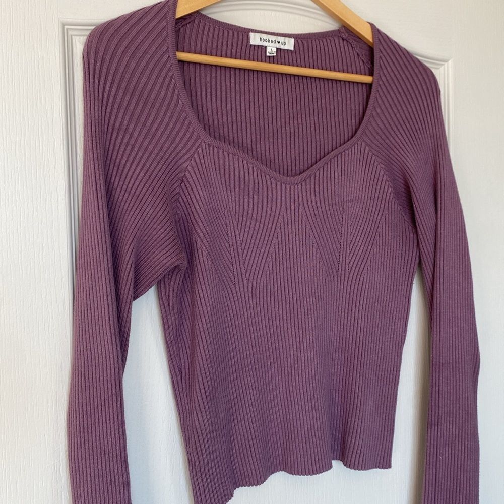 Sweater knit heart shaped neckline in lavender flattering knit detailing. Large - Picture 9 of 10